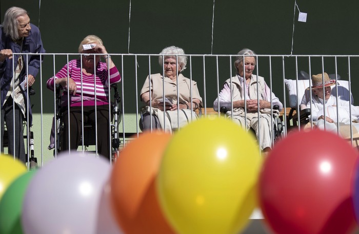 Warga panti jompo mengikuti acara keagamaan dengan tema ‘Secercah Harapan' di pusat perawatan Schanzehof, Jerman. Balon penuh warna-warni pun mewarnai rumah mereka.