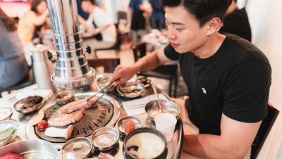 Lihat Lagi Gaya Kulineran Hansol, YouTuber Korea Roemit yang Keren