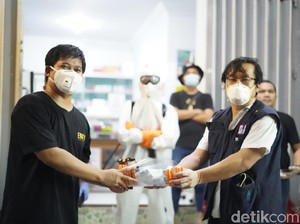 Relawan Mahasiswa Sterilisasi Sejumlah Klinik dan RS di Makassar