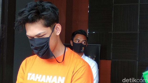YouTuber Ferdian Paleka berhasil ditangkap polisi usai kabur beberapa hari. Begini tampak Ferdian saat memakai baju tahanan.