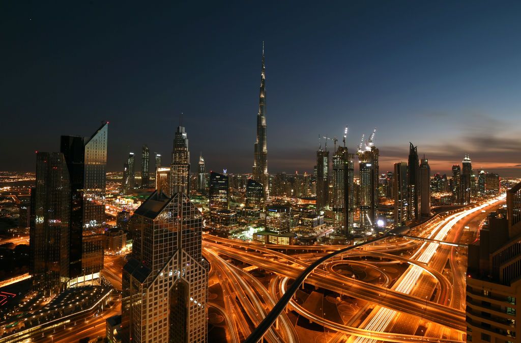 Gedung tertinggi di dunia, Burj Khalifa, Dubai, diketahui memiliki tiga zona waktu buka puasa yang berbeda-beda di beberapa lantainya. Begini alasannya.