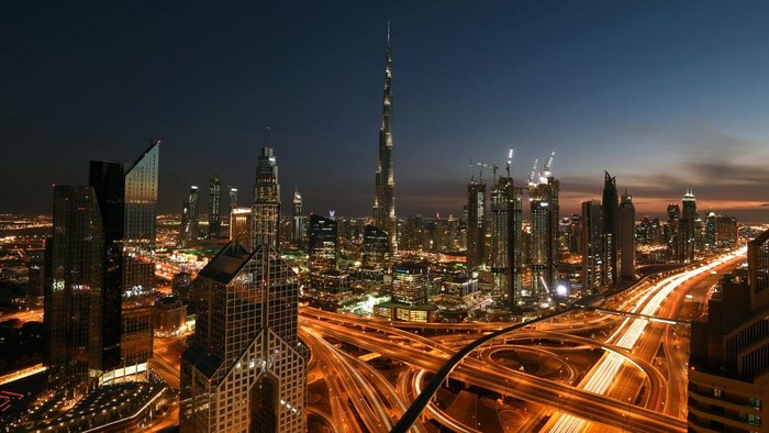 Gedung tertinggi di dunia, Burj Khalifa, Dubai, diketahui memiliki tiga zona waktu buka puasa yang berbeda-beda di beberapa lantainya. Begini alasannya.