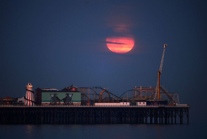 Potret Keindahan Supermoon di Berbagai Penjuru Dunia

Keindahan bulan purnama besar atau Supermoon menjadi fenomena terakhir di tahun 2020. Ini juga terlihat jelas hampir diberbagai belahan dunia. Beginilah foto-fotonya.