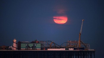 Pada tahun 2020 supermoon seperti ini dapat dilihat selama 4 kali, namun sayangnya malam ini adalah malam terakhir kita dapat memandangnya. Getty Images/Mike Hewitt