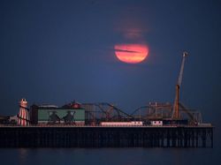 Potret Keindahan Supermoon di Berbagai Penjuru Dunia
