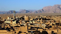 Kawasan Kota Yadz merupakan jalur yang dekat dengan Jalan Rempah dan Sutera pada waktu itu. Jika mengunjungi kota tua Yazd, rasanya seperti terlempar ke sebuah putaran waktu, ratusan tahun bahkan ribuan tahun silam. Suasananya mirip film-film lama Iran. Rumah-rumah dibangun dengan bata merah yang terbuat dari tanah, lalu dilumuri lumpur yang dicampur dengan rumput. Dulu, rumah-rumah penduduk Yazd dibangun dengan mengembangkan arsitektur khas, menggunakan sistem badgir.  Anthony Asael/Art in All of Us