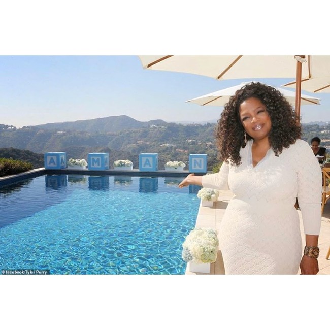 Daily Mail mengabarkan, Meghan dan Pangeran Harry bisa tinggal di rumah Tyler Perry berkat bantuan Oprah. Oprah dan Tyler beberapa kali terlibat dalam proyek film dan TV serta amal. Sementara itu, Oprah sebelumnya pernah menghadiri pernikahan Harry dan Meghan dua tahun lalu. (Foto: Instagram/@vandypop)