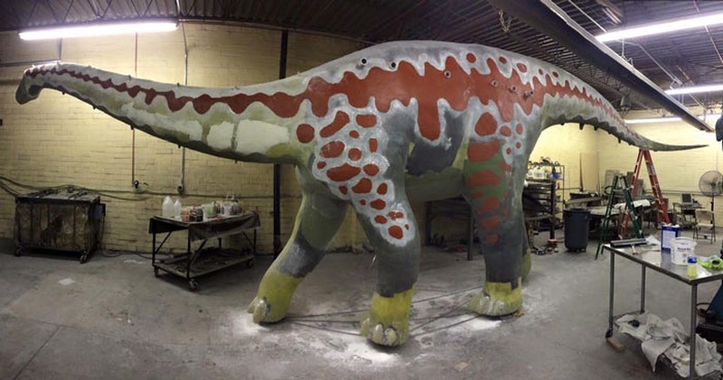 Seorang ayah membuat sebuah taman bermain yang berbentuk dinosaurus dengan berbagai fasilitasnya. Taman ini ditujukan untuk bermain anaknya kala pandemi Corona.