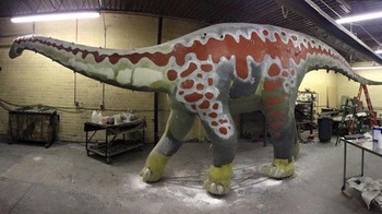 Berbagai bahan digunakan untuk membangun dinosaurus, termasuk baja struktural dan kayu, busa, kawat ayam, karbon terintegrasi ke dalam fiberglass dan epoksi, kevlar, berbagai cat, dan pengisi keramik, serta sejumlah komponen lainnya, apakah itu untuk fungsional, struktural, atau estetika. (Istimewa/Dok. Bored Panda/thecauseman)