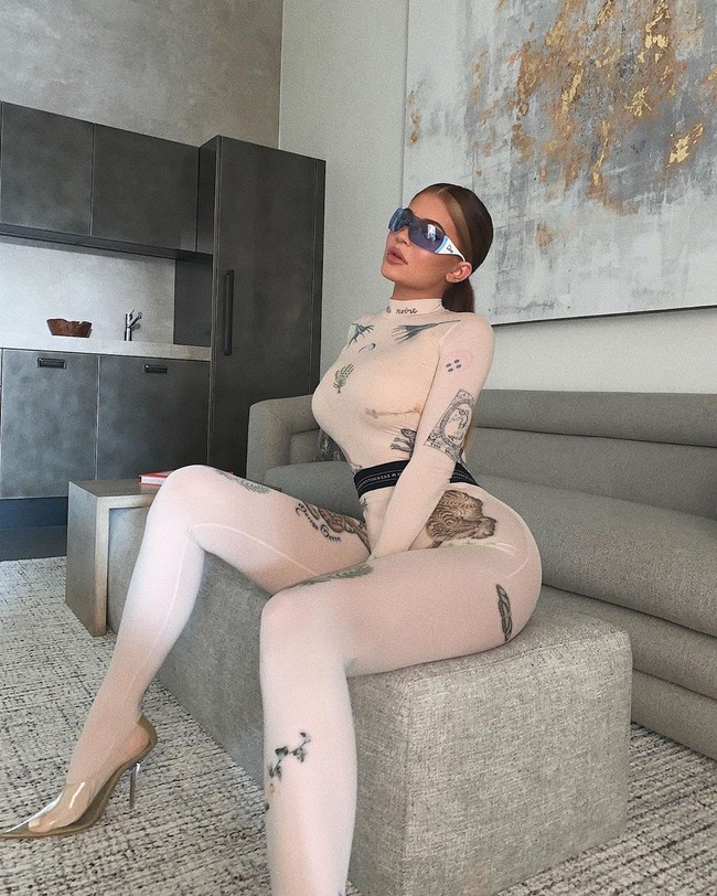Mengenakan bodysuit ketat, Kylie Jenner bergaya futuristik di ruangan yang tampak seperti ruang keluarga. Foto: Instagram/@kyliejenner