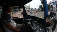 Meski Kemenhub telah mengizinkan kembali seluruh moda transportasi dibuka, tapi kondisi di Terminal Blok M masih kosong dan sepi.