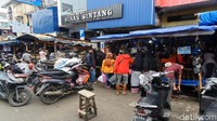 Pantauan detikcom, Jalan Harun Kabir menuju persimpangan Ahmad Yani masih dipadati warga berlalu lalang. Sejumlah pedagang kaki lima berjualan sepatu, sendal hingga pakaian masih beraktivitas seperti biasa berderet di sepanjang jalan.