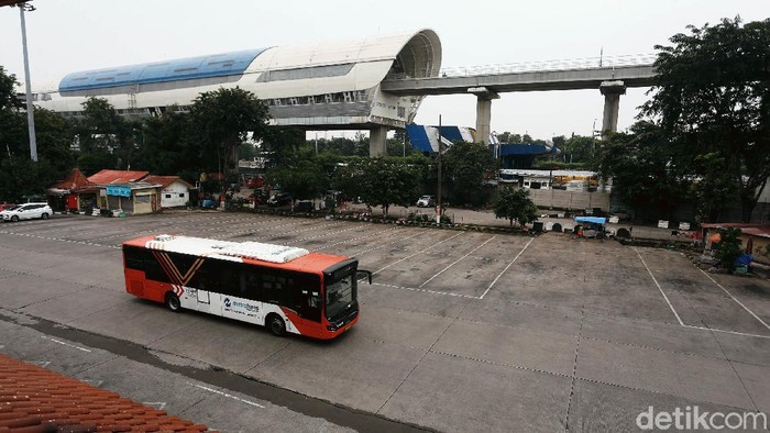 Meski pemerintah membuka kembali semua moda transportasi di Indonesia, suasana di Terminal Kampung Rambutan, Jakarta, masih nyaris tanpa aktivitas.