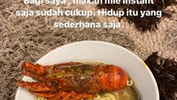 Mie instan pun jadi makanan favoritnya, eits tapi makan mie instan tetap pakai lobster ya. Mewah!  Foto: Instagram Ton liwafa & Delta Hesti