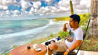 Tak hanya Hesti, Tom juga ternyata sering menikmati makanan dan minuman saat mencari inspirasi. Kali ini ia duduk sambil minum seorang diri.  Foto: Instagram Ton liwafa & Delta Hesti
