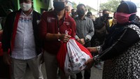 Bantuan Presiden yang melalui kementerian Sosial tahap pertama ini membagikan 197.380 paket sembako untuk warga terdampak COVID-19 di Bekasi.