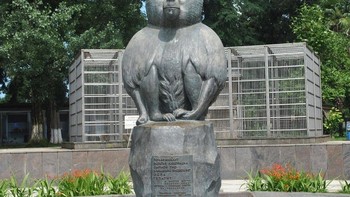 Kali ini Babon yang dijadikan monumen dan berlokasi di kampus  Scientific Research Institute of Experimental Pathology and Therapy, Sukhumi. Didirikan 1977 untuk menghargai jasa monyet yang menjadi astronaut dan uji coba vaksin. Foto: Amusing Planet