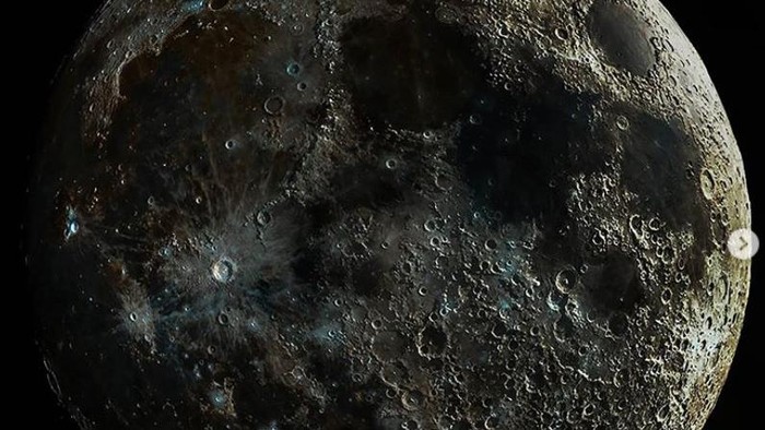 Bila kalian melihat Bulan, mungkin tidak akan sejelas foto satu ini. Seorang fotografer astronomi Andrew McCarthy berhasil memperlihatkan permukaan Bulan paling jelas.