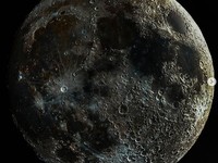 Bila kalian melihat Bulan, mungkin tidak akan sejelas foto satu ini. Seorang fotografer astronomi Andrew McCarthy berhasil memperlihatkan permukaan Bulan paling jelas.