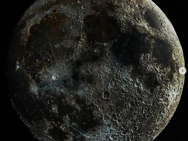 Bila kalian melihat Bulan, mungkin tidak akan sejelas foto satu ini. Seorang fotografer astronomi Andrew McCarthy berhasil memperlihatkan permukaan Bulan paling jelas.