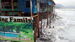 Gelombang Tinggi Hantam Puluhan Perahu Nelayan di Ujung Genteng