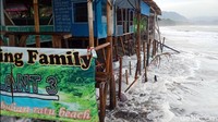 Kondisi serupa juga terjadi di perairan Pantai Citepus, ombak menghempas tanggul-tanggul lasir yang dibuat oleh pemilik warung lesehan di pinggi pantai.