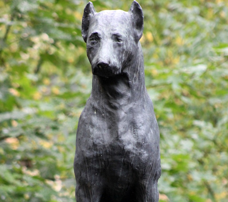 Sudah tak asing lagi bahwa hewan kerap jadi objek uji coba -- meski terdengar kejam tapi itu faktanya. Berikut ini beberapa patung untuk mengenang mereka