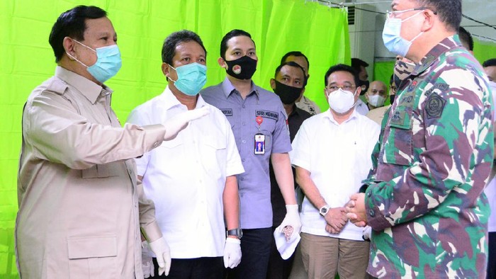 Menteri Pertahanan Prabowo Subianto melakukan kunjungan ke Rumah Sakit dr Suyoto Pusat Rehabilitasi Kementerian Pertahanan (Pusrehab Kemhan) di Bintaro, Jakarta Selatan dalam rangka meninjau kesiapan RS dr Suyoto dalam mendukung percepatan penanganan pandemi COVID-19.