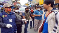 Wali Kota Sukabumi, Achmad Fahmi didampingi Sekda Dida Sembada terlihat memantau langsung pelaksanaan penutupan akses jalan. Ia beberapa kali menegur beberapa pejalan kaki yang kedapatan tidak mengenakan masker.