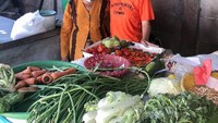 Ada juga momen Hesti saat blusukan ke pasar demi membagikan bantuan pada para pedagang di pasar tradisional. Hesti yang mengenakan kaos ini tersenyum tulus di samping penjual sayuran.  Foto: Instagram Ton liwafa & Delta Hesti