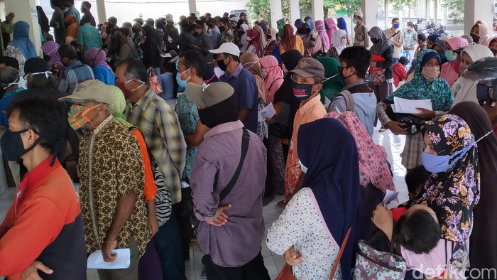 Duh! Pencairan BST di Kulon Progo Tanpa Physical Distancing Pencairan bantuan sosial tunai (BST) di Kabupaten Kulon Progo dipadati warga hingga antrean mengular dan berdesakan tanpa physical distancing di tengah pandemi.