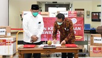 Sekretaris Utama BIN Komjen Bambang Sunarwibowo mengatakan pandemi Corona ini akan berpengaruh terhadap keamanan dan politik di Indonesia. Masing-masing negara pun sedang berkomunikasi untuk memutus mata rantai penyebarannya. Oleh karena itu, pihaknya bekerja sama dengan Unair agar penyakit infeksi ini dapat segera terselesaikan. Pihaknya juga sedang berupaya secara maksimal, di luar kebiasaan birokrasi yang ada karena akan memakan waktu yang lama. Foto: dok. UNAIR