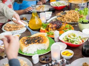 4 Tips Sehat Agar Tak Kalap Makan Saat Buka Puasa