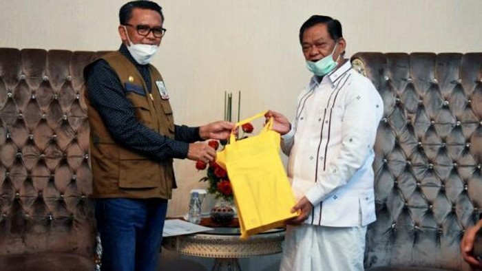 Gubernur Sulsel Nurdin Abdullah Salurkan Bantuan Alkes ke Tana Toraja