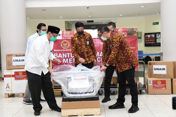 Aksi Nyata BIN Bantu Alkes ke Unair Badan Intelijen Negara (BIN) mendonasikan alat kesehatan kepada Universitas Airlangga (Unair) Surabaya untuk menangani COVID-19. Apa saja alat kesehatan yang didonasikan?
Alat kesehatan itu adalah 1 unit Akta GO GE, 2 unit Incubator CO2, 1 unit Squencer Seqstudio, 1 unit Real Time PCR, 1 paket Covid-19 Reagent Set (600 sample) dan 1 paket Plasticware/Primer (600 sample).