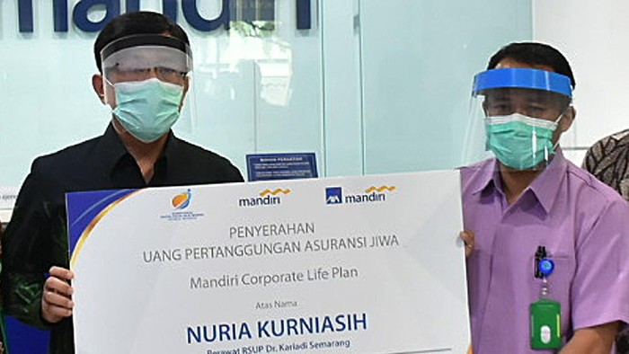 merupakan komitmen serta tindak lanjut Bank Mandiri dalam menyediakan asuransi jiwa kepada 35.000 tenaga kesehatan di Indonesia yang meninggal dunia ketika menangani Covid-19 dengan total uang pertanggungan mencapai Rp 1 triliun. Dukungan ini merupakan bentuk kerja sama Bank Mandiri bersama anak usahanya, PT AXA Mandiri Financial Services (AXA Mandiri), untuk memberikan proteksi serta motivasi kepada para tenaga kesehatan dalam menangani Covid-19. Penyerahan Uang Pertanggung Asuransi Jiwa dilakukan kepada keluarga tenaga kesehatan yang gugur saat menjalankan tugas menangani Covid-19