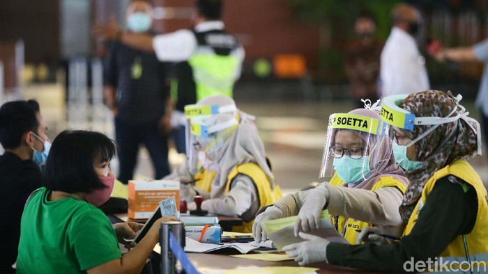 Kemenhub membuka kembali layanan penerbangan domestik dengan penumpang bersyarat. Bandara tersibuk di Indonesia, Soekarno Hatta kembali beroperasi.