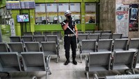 Hanya terlihat sejumlah petugas keamanan yang berjaga di tiap sudut.