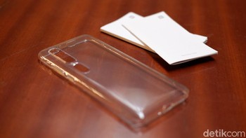 Selain itu ada silicon case dan buku petunjuk penggunaan. Foto: Adi Fida Rahman/detikINET