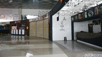 Terlihat sejumlah ritel dan restoran di Bandara Soetta masih belum dibuka.