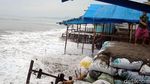 Gelombang Tinggi Hantam Puluhan Perahu Nelayan di Ujung Genteng