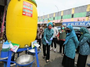Tim Penggerak PKK Jabar Serahkan 5 Wastafel Portabel di Sukabumi