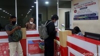 Selama ada diterminal para penumpang diwajibkan menjaga jarak aman dan disediakan handsanitizer dibeberapa lokasi.