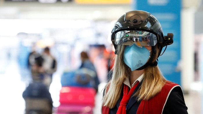 Helm Pintar di Bandara Italia