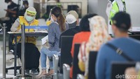 Hanya ada beberapa calon penumpang berhantian melakukan check-in. Akan tetapi, proses pengecekan kelengkapan persyaratan hingga kondisi kesehatan calon penumpang sudah dijalankan begitu ketatnya.