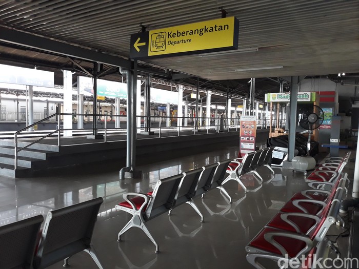 Potret Lengangnya Stasiun Balapan Solo Menhub memperbolehkan kembali alat transportasi beroperasi. Namun akhir pekan ini, Sabtu (9/5/2020), Stasiun Balapan Solo masih tampak lengang.