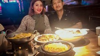 Meskipun memiliki harta berlimpah, ratusan karyawan dan bisnis yang maju. Tom dan Hesti tetap dikenal sebagai sosok yang sederhana.  Foto: Instagram Ton liwafa & Delta Hesti