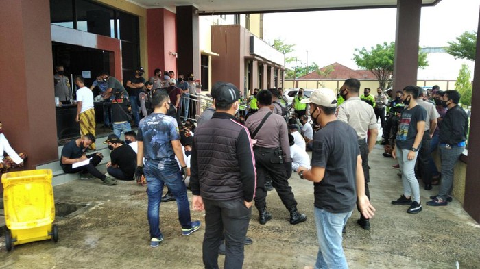 49 anggota ormas diamankan Polresta Samarinda karena membawa sajam dan melakukan perusakan di sebuah perusahaan (Suriyatman/detikcom)