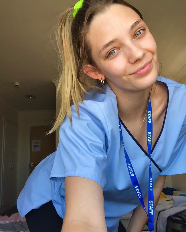 Pandemi Corona membuat sebagian orang harus beralih pekerjaan. Selain karena harus cari mata penghasilan lain, beberapa orang memilih untuk membantu mereka yang butuh pertolongan. Salah satunya model Harriet Rose yang kini jadi perawat lansia.Foto: Instagram @harriettrosee1