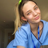 Pandemi Corona membuat sebagian orang harus beralih pekerjaan. Selain karena harus cari mata penghasilan lain, beberapa orang memilih untuk membantu mereka yang butuh pertolongan. Salah satunya model Harriet Rose yang kini jadi perawat lansia.Foto: Instagram @harriettrosee1